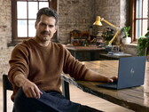 Henry Cavill az íróasztalnál ül, egy Googlebook karnyújtásnyira.
