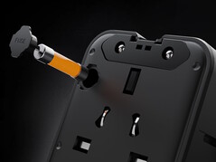 A Tessan Aero 70 Smart Travel Adapter beépített biztonsági biztosítékkal rendelkezik.