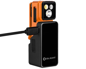 Az Olight Oclip 2 készletekhez 1000 mAh-s dokkoló töltőtok tartozik, amely meghosszabbítja az üzemidőt.