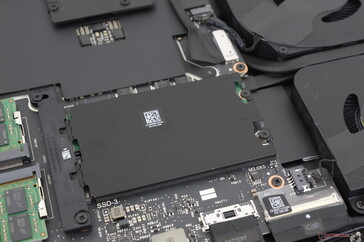 Az 'SSD2' és 'SSD3' PCIe5 SSD foglalatok a hőelosztó alatt helyezkednek el