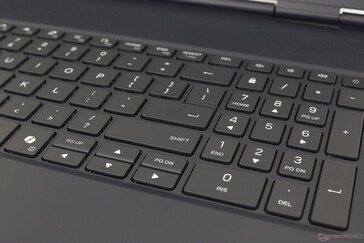 A Numpad és a nyílbillentyűk kisebbek és szűkebbek, mint a fő QWERTY billentyűk