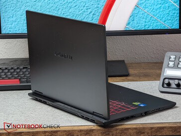 Vékony váz az A16-tól: klasszikus felső ...