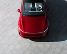Az új Tesla Model Y Ultra Red színben. (Kép forrása: Tesla)