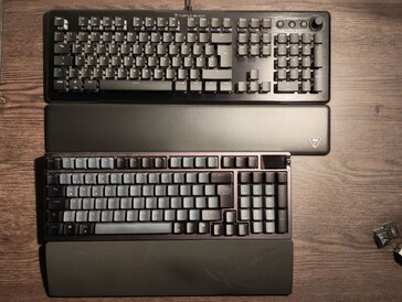 A Turtle Beach Vulcan II-vel való közvetlen összehasonlításban az ASUS ROG Azoth 96 HE nagyon kompaktnak tűnik. (Kép forrása: Notebookcheck)