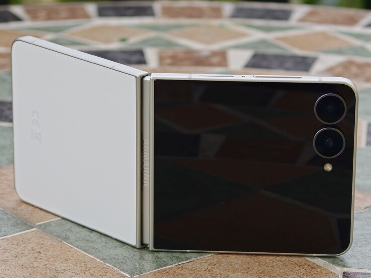 A Samsung Galaxy Z Flip 8 okostelefon áttekintése