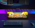 A Corsair Xeneon Edge egy elsődleges monitor alatt használatos. (Kép forrása: Corsair)