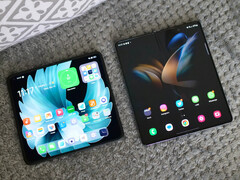 Az úgynevezett iPhone Fold várhatóan jobban hasonlít az Oppo Find N2 méretére, balra, mint a legutóbbi Galaxy Z Fold kiadások. (Kép forrása: Digital Trends)
