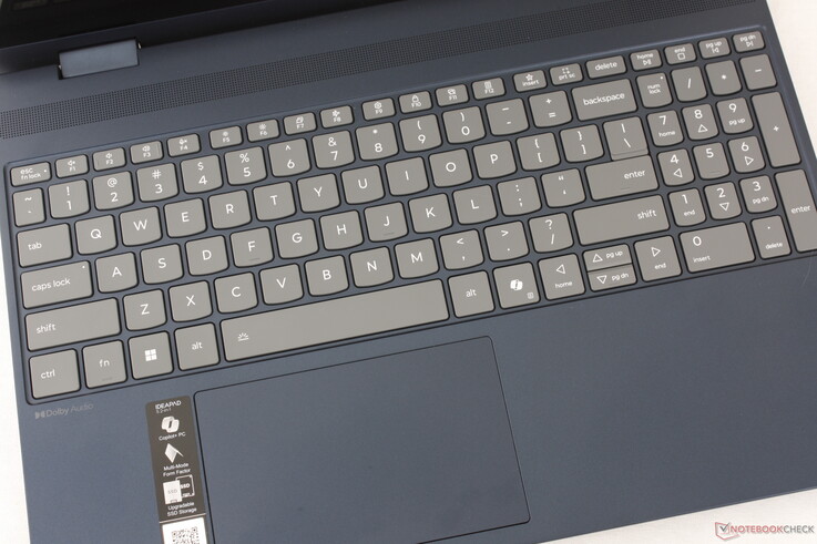 A billentyűmozgás sekélyebb, mint egy ThinkPad esetében, de még mindig viszonylag határozott. Eközben a 12 x 7,5 cm-es clickpad elegendő, bár kissé szűkös a kurzor függőleges mozgatásához