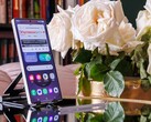 Egy asztalon függőlegesen álló Samsung Galaxy S25 Ultra, amelynek kijelzőjén egy megnyitott weboldal látható