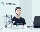 A BrainCo gondolatvezérléses technológiáját használó felhasználó pusztán gondolatával, mintha robot lenne, megragad egy almát.