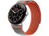 Az óra 45 mm-es, Satin Pyrite színű tokban kapható, Rye színű Performance Loop szíjjal, amely víztaszító bevonattal rendelkezik.