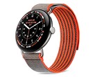 Az óra 45 mm-es, Satin Pyrite színű tokban kapható, Rye színű Performance Loop szíjjal, amely víztaszító bevonattal rendelkezik.