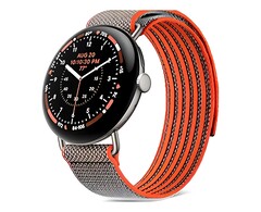 Az óra 45 mm-es, Satin Pyrite színű tokban kapható, Rye színű Performance Loop szíjjal, amely víztaszító bevonattal rendelkezik.
