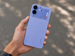 A Nothing Phone (4b) kék színben.