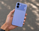A Nothing Phone (4b) kék színben.