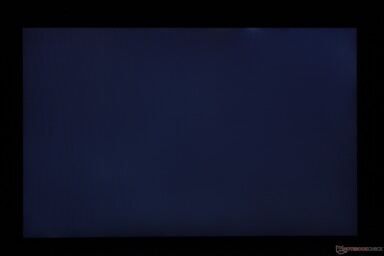 Enyhén egyenetlen háttérvilágítás a felső széle mentén