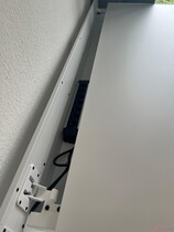 Nem jelent gondot, ha egy nagyméretű konnektorcsíkot helyezünk a kábeltálcába.