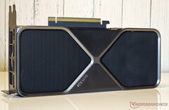 A mobil RTX 5090 24 GB VRAM-ja segíthet abban, hogy nagyobb felbontásokon és grafikai beállításoknál felülmúlja az asztali RTX 5070-et (Kép forrása: Notebookcheck)