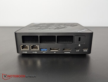 Hátul: Kettős 2.5G Ethernet, USB-A 3.2 Gen2, DP 1.4, HDMI 2.1, USB-C 3.2 Gen2x2, Kensington