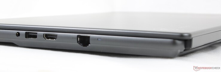 Jobb oldal: 3,5 mm-es headsetcsatlakozó, USB-A 3.2 Gen. 2, HDMI 2.1, RJ-45 (2,5 Gbps)