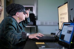 Egy páciens a PRIMA elektronikus szemimplantátum beültetése után képzésen vesz részt (Kép forrása: Moorfields Eye Hospital)