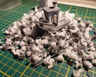 A Benchy műanyaghulladékon úszik