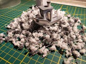 A Benchy műanyaghulladékon úszik