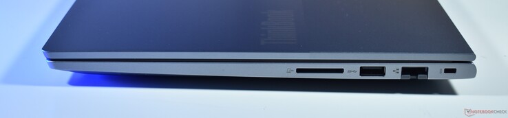 jobb oldalon: SD-kártyaolvasó, USB A 3.2 Gen 1, RJ45-Ethernet, Kensington-zár
