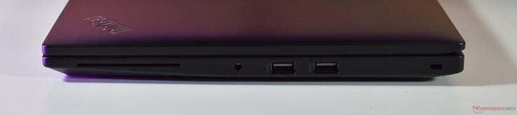 rendben: USB-A 2.0, USB-A 3.2 Gen 1, Kensington Lock nyílás, Smarcard olvasó, 3,5 mm-es hang, USB-A 2.0, USB-A 3.2 Gen 1, Kensington Lock nyílás