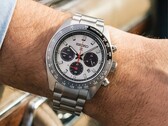 Az ezüstszínű számlappal és fekete segédszámlapokkal rendelkező Prospex Speedtimer Solar HBJ001 csuklón viselve, fekete tachiméteres lünettával és rozsdamentes acél szíjjal.