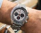 Az ezüstszínű számlappal és fekete segédszámlapokkal rendelkező Prospex Speedtimer Solar HBJ001 csuklón viselve, fekete tachiméteres lünettával és rozsdamentes acél szíjjal.