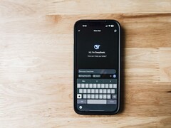 Okostelefon, amelynek képernyőjén a DeepSeek alkalmazás látható