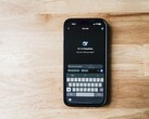 Okostelefon, amelynek képernyőjén a DeepSeek alkalmazás látható