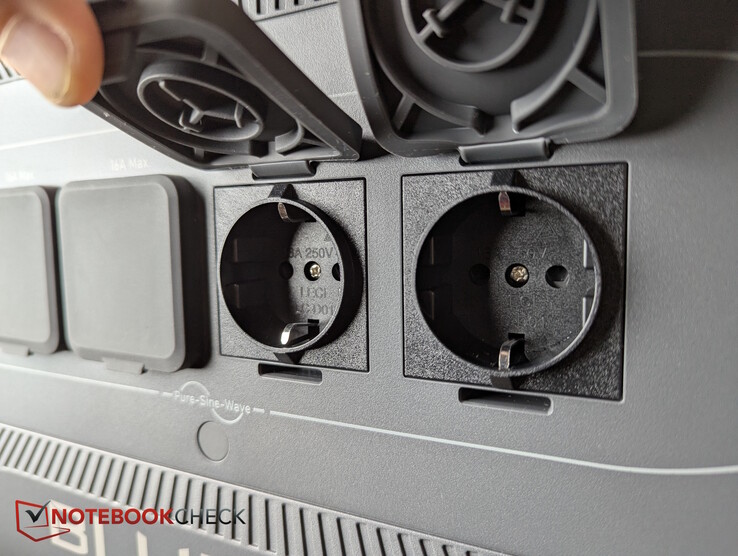 Elöl: 4x AC 230/120 V