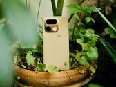 A Realme 16 Pro Plus fényvisszaverő kameramodullal és különleges tapintással rendelkezik a hátlapon.