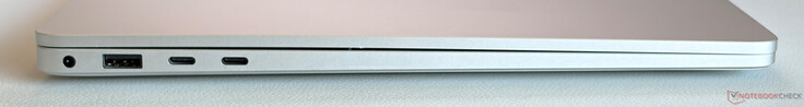 Bal oldal: 3.5-mm-es audiocsatlakozó, USB-A 3.2 Gen 1 (5 Gbit/s), 2x USB-C 4.0 Thunderbolt 4 támogatással (40 Gbit/s, DisplayPort ALT Mode 2.1, Power Delivery 3.0)