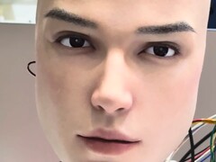 Az AheadForm Origin M1 robotfej szinte emberi arckifejezéseket jelenít meg. (Kép forrása: AheadForm via YouTube)