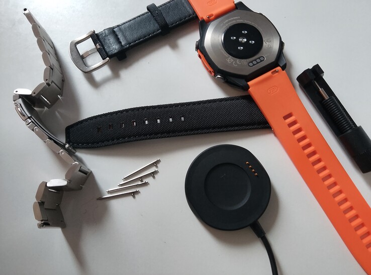 A dobozban: 3 különböző pánt; szerszámok; mágneses USB töltőkábel; nyomtatott dokumentáció