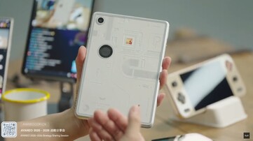 Az Ayaneo Gaming Pad működő prototípusa egyetlen hátsó kamerával rendelkezik a korábbi rendereléseken látható kettő helyett. (Kép forrása: Ayaneo)