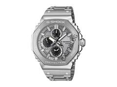 A Casio GMC-B2100ADS-1A úgy néz ki, hogy többrészes konstrukcióval rendelkezik, látható átmenetekkel a lünetta, a középső tok és a tok hátlapja között.