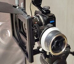 A GoPro Mission 1 Pro ILS kamera egy Laowa 17mm T1.9 MFT Cine objektívvel, egy Small Rig ketrecbe szerelve, követő fókusszal és matt dobozzal.