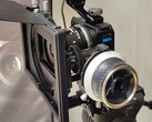 A GoPro Mission 1 Pro ILS kamera egy Laowa 17mm T1.9 MFT Cine objektívvel, egy Small Rig ketrecbe szerelve, követő fókusszal és matt dobozzal.
