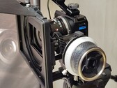 A GoPro Mission 1 Pro ILS kamera egy Laowa 17mm T1.9 MFT Cine objektívvel, egy Small Rig ketrecbe szerelve, követő fókusszal és matt dobozzal.