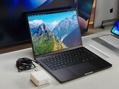 A hamarosan érkező OLED MacBook Pro jelentősen könnyebb lehet, de egyes rajongók attól tartanak, hogy ez kompromisszumokkal járhat az akkumulátor-üzemidő, a hűtés és a csatlakozók terén.