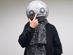 Egy kép a Nier alkotójáról, Yoko Taro-ról, amint a maszkját viseli