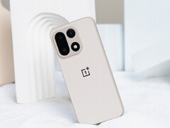 Az újonnan megosztott kameraminták az elsődleges és a teleobjektív érzékelőket mutatják be működés közben. A képen: a OnePlus 15 hátlapja. (Kép forrása: OnePlus)