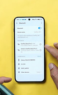 A OnePlus 15R Bluetooth-beállítások képernyője, amelyen két pár, egyszerre csatlakoztatott OnePlus Buds látható, bemutatva az új kettős hangfunkciót.