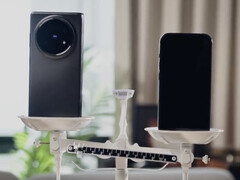 A Vivo azzal ugratott, hogy az X Fold5 súlya kisebb lesz, mint egy népszerű, de nem részletezett iPhone-é. (Kép forrása: Vivo)