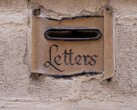 Kőből készült levélnyílás, amelynek falába a „Letters” szó van vésve