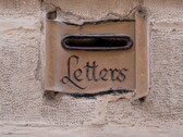 Kőből készült levélnyílás, amelynek falába a „Letters” szó van vésve